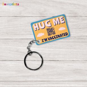 Hug Me I'm Vaccinated Μπρελόκ με το QR Code Εμβολιασμού σας