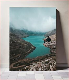 Πίνακας, Adventurer Overlooking Scenic Lake Adventurer με θέα στη γραφική λίμνη