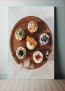 Πίνακας, Assorted Cupcakes on Wooden Plate Ποικιλία cupcakes σε ξύλινο πιάτο