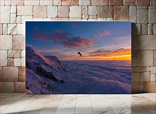 Πίνακας, Bird Flying Over Snowy Mountains at Sunset Πουλί που πετά πάνω από τα χιονισμένα βουνά στο ηλιοβασίλεμα