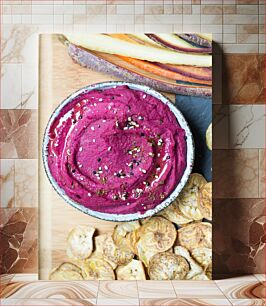 Πίνακας, Bright Beet Hummus and Chips Χούμους και πατατάκια λαμπερό παντζάρι