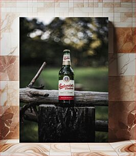 Πίνακας, Budweiser Lager Beer on Wooden Log Budweiser Lager Beer σε ξύλινο κούτσουρο