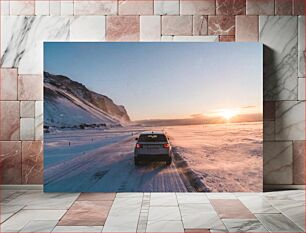 Πίνακας, Car on a Snowy Mountain Road at Sunset Αυτοκίνητο σε έναν χιονισμένο ορεινό δρόμο στο ηλιοβασίλεμα