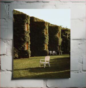 Πίνακας, Chairs in a Green Courtyard Καρέκλες σε μια πράσινη αυλή