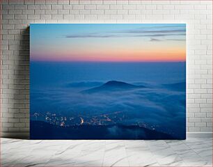 Πίνακας, City Lights at Dusk with Mountain and Clouds Τα φώτα της πόλης στο σούρουπο με βουνό και σύννεφα