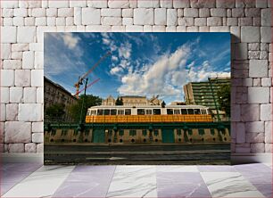 Πίνακας, City Tram Under Blue Sky Τραμ της πόλης κάτω από το γαλάζιο του ουρανού