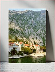 Πίνακας, Coastal Houses against Mountain Backdrop Παράκτια σπίτια με φόντο το βουνό