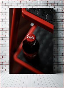 Πίνακας, Coca-Cola Bottle Cap on Red Surface Καπάκι μπουκαλιού Coca-Cola σε κόκκινη επιφάνεια