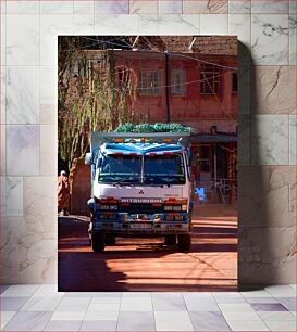 Πίνακας, Colorful Truck on Dusty Street Πολύχρωμο φορτηγό στην οδό Dusty