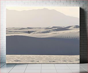 Πίνακας, Couple Walking in Sandy Landscape Ζευγάρι που περπατά στο αμμώδες τοπίο