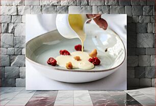Πίνακας, Cream Pouring onto Plated Dessert Κρέμα που χύνεται σε επιχρυσωμένο επιδόρπιο