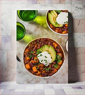 Πίνακας, Delicious Chili Bowls with Avocado and Sour Cream Νόστιμα μπολ τσίλι με αβοκάντο και κρέμα γάλακτος