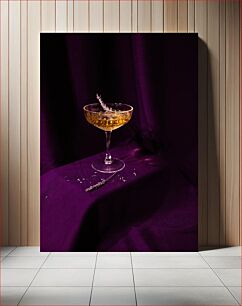 Πίνακας, Elegant Cocktail with Lavender Garnish Κομψό κοκτέιλ με γαρνιτούρα λεβάντας