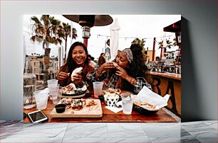 Πίνακας, Friends Enjoying Food at an Outdoor Restaurant Φίλοι που απολαμβάνουν το φαγητό σε ένα υπαίθριο εστιατόριο