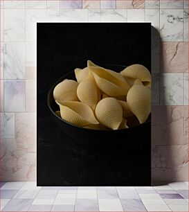 Πίνακας, Giant Conchiglioni on Dark Background Giant Conchiglioni σε σκοτεινό φόντο