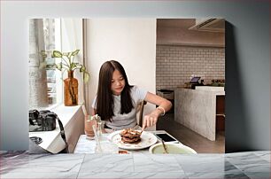 Πίνακας, Girl Eating Pancakes at Cafe Κορίτσι που τρώει τηγανίτες στο Cafe