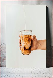 Πίνακας, Hand Holding a Glass of Iced Coffee Χέρι που κρατά ένα ποτήρι παγωμένο καφέ