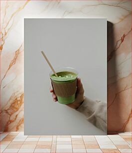 Πίνακας, Hand Holding a Green Smoothie Χέρι που κρατά ένα πράσινο Smoothie