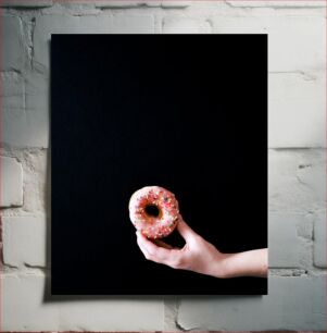 Πίνακας, Hand Holding a Sprinkled Donut Χέρι που κρατά ένα πασπαλισμένο ντόνατ