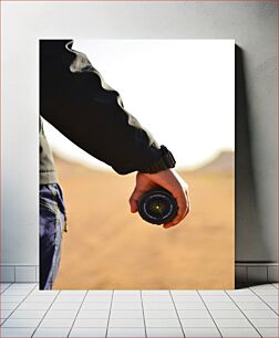 Πίνακας, Hand Holding Camera Lens in Desert Φακός κάμερας χειρός στην έρημο