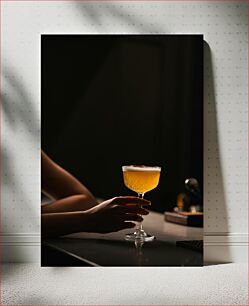Πίνακας, Hand Holding Cocktail in Low Light Χέρι που κρατά κοκτέιλ σε χαμηλό φωτισμό