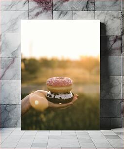 Πίνακας, Hand Holding Donuts at Sunset Χέρι που κρατάμε ντόνατς στο ηλιοβασίλεμα