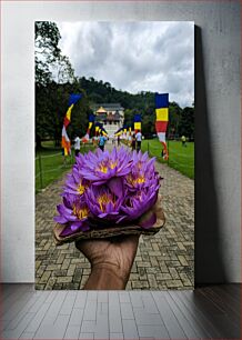 Πίνακας, Hand Holding Purple Flowers in Park Χέρι που κρατά μωβ λουλούδια στο πάρκο