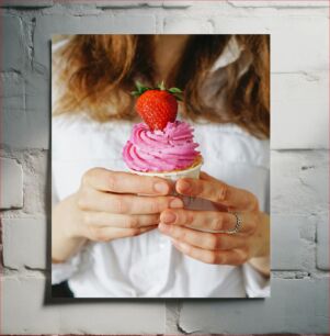 Πίνακας, Hands Holding a Cupcake Χέρια που κρατούν ένα cupcake