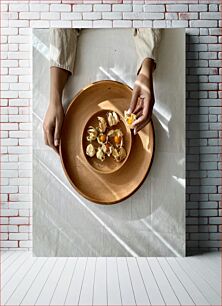 Πίνακας, Hands Sorting Fruits on a Wooden Plate Τα χέρια ταξινομούν τα φρούτα σε ένα ξύλινο πιάτο