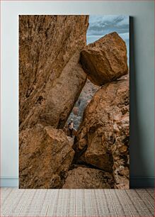 Πίνακας, Hiker Amidst Large Boulders Πεζοπόρος ανάμεσα σε μεγάλους ογκόλιθους