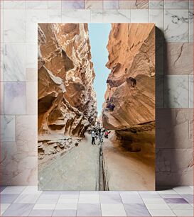 Πίνακας, Hiking Through a Narrow Canyon Πεζοπορία μέσα από ένα στενό φαράγγι