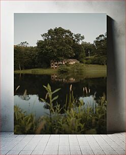 Πίνακας, Lakeside Cabin Surrounded by Trees Καμπίνα δίπλα στη λίμνη που περιβάλλεται από δέντρα