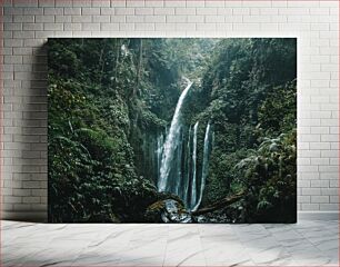 Πίνακας, Lush Waterfall in Dense Forest Καταπράσινος καταρράκτης σε πυκνό δάσος