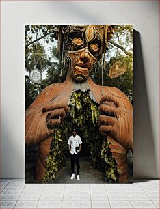 Πίνακας, Man beneath a large wooden sculpture Άνθρωπος κάτω από ένα μεγάλο ξύλινο γλυπτό