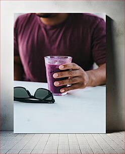 Πίνακας, Man Holding Purple Drink and Sunglasses on Table Άνδρας που κρατά μωβ ποτό και γυαλιά ηλίου στο τραπέζι