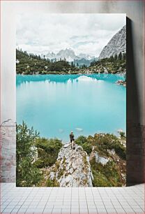 Πίνακας, Man Overlooking Turquoise Lake Άνθρωπος με θέα στη λίμνη Τυρκουάζ