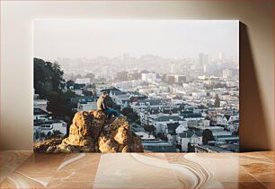 Πίνακας, Man Sitting on Rock Overlooking City Άνδρας που κάθεται σε βράχο με θέα στην πόλη