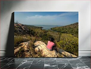 Πίνακας, Man Sitting on Rock Overlooking Mountainous Landscape Άνδρας που κάθεται σε βράχο με θέα στο ορεινό τοπίο