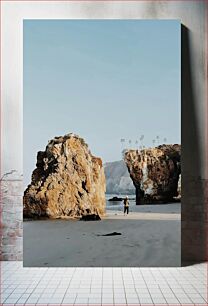 Πίνακας, Man Walking On a Rocky Beach Άνδρας που περπατά σε μια βραχώδη παραλία