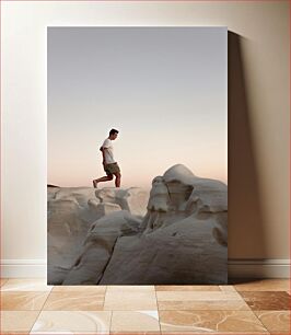 Πίνακας, Man Walking on Rocky Terrain at Sunset Άνδρας που περπατά στο βραχώδες έδαφος στο ηλιοβασίλεμα