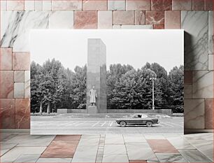 Πίνακας, Monument and Classic Car in Black and White Μνημείο και κλασικό αυτοκίνητο σε ασπρόμαυρο