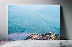 Πίνακας, Mountain Explorer Overlooking Forest Εξερεύνηση βουνού με θέα στο δάσος