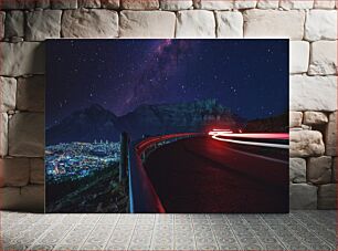 Πίνακας, Night Cityscape with Mountain View and Light Trails Νυχτερινό αστικό τοπίο με θέα στο βουνό και φωτεινά μονοπάτια