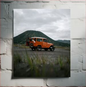 Πίνακας, Orange Off-Road Vehicle Near Mountain Πορτοκαλί όχημα εκτός δρόμου κοντά στο βουνό