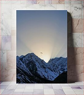 Πίνακας, Paraglider Over Snowy Mountains at Sunrise Αλεξίπτωτο πλαγιάς πάνω από τα χιονισμένα βουνά στο Sunrise