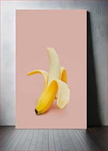 Πίνακας, Peeled Banana on Pink Background Ξεφλουδισμένη μπανάνα σε ροζ φόντο