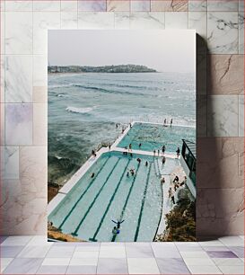 Πίνακας, People Swimming in Ocean Pools by the Coast Άνθρωποι που κολυμπούν σε ωκεανικές πισίνες δίπλα στην ακτή