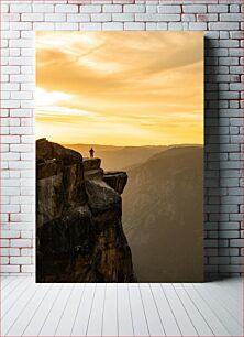 Πίνακας, Person Standing on Cliff at Sunset Άτομο που στέκεται στον γκρεμό στο ηλιοβασίλεμα