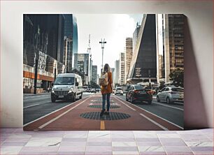 Πίνακας, Person Walking in Busy City Street Πρόσωπο που περπατά στην πολυσύχναστη οδό της πόλης