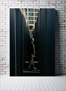 Πίνακας, Person Walking Through Tall Columns Πρόσωπο που περπατά μέσα από ψηλές στήλες